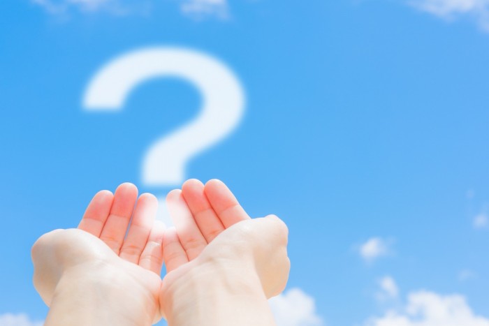 はてなマークを持つ手