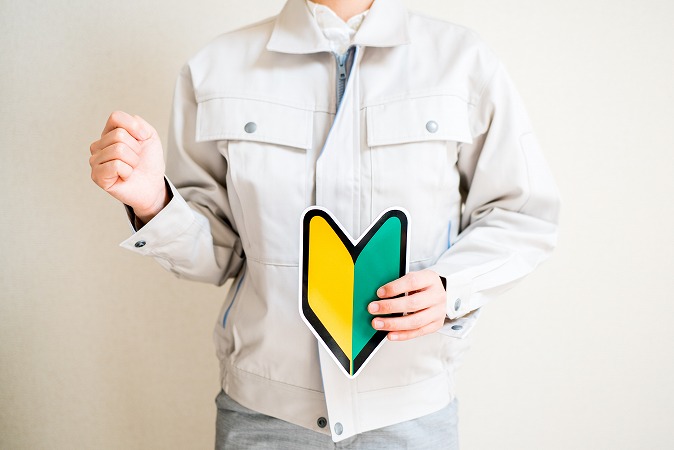 初心者マークを持つ作業員