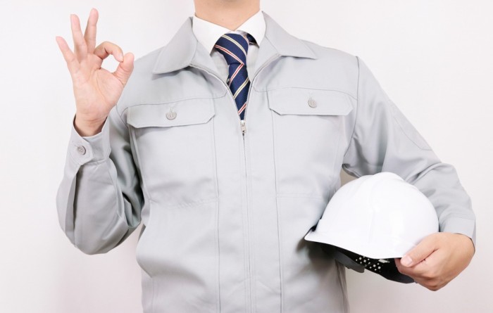 OKサインをする作業員