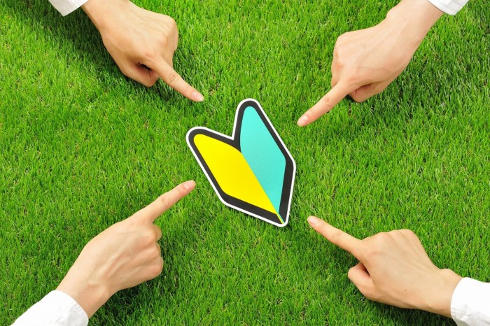 初心者マークを指さす手